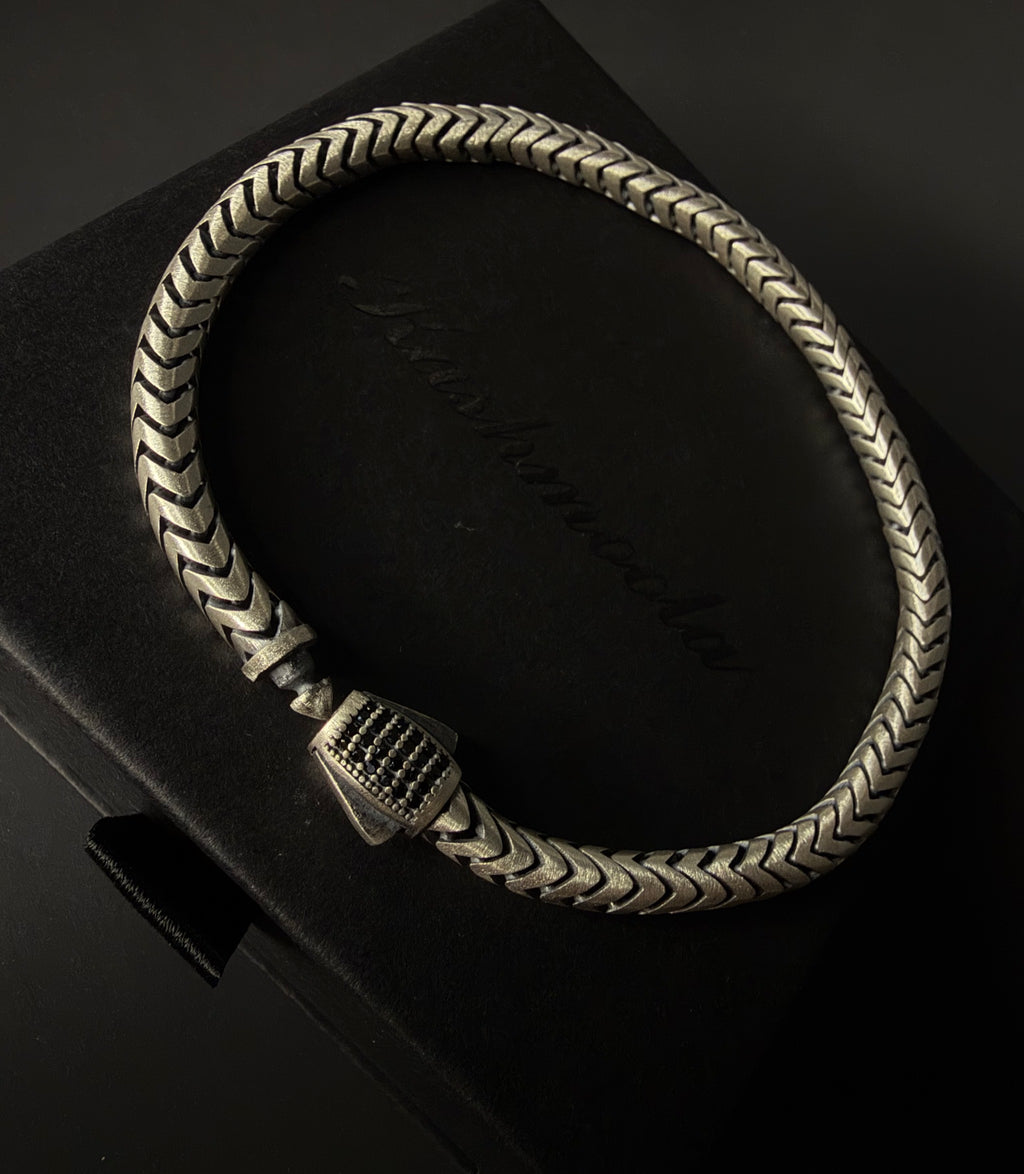 925 Sterling Silver Woven Link Bracelet with Black Stone Accents – 23 cm