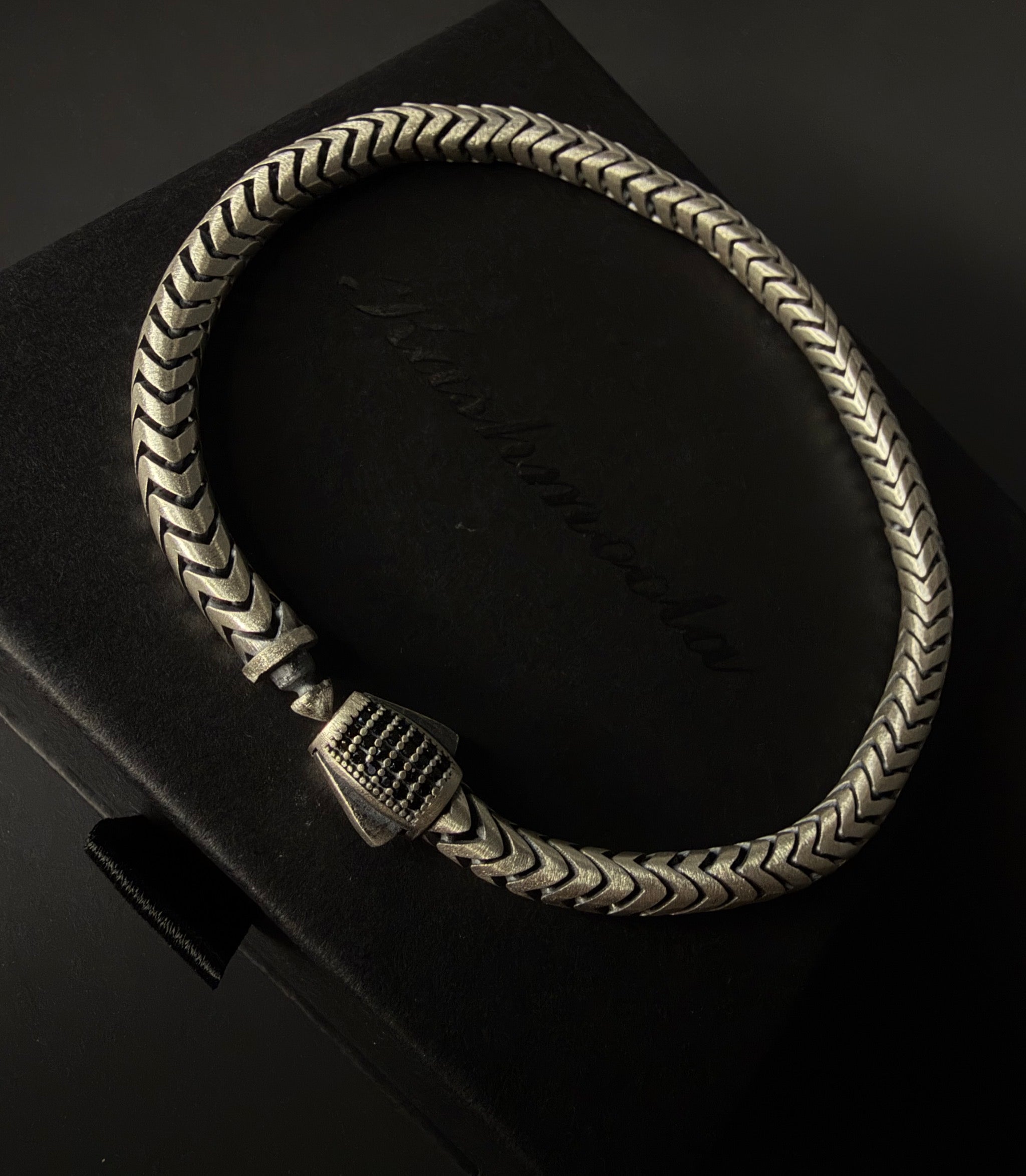 925 Sterling Silver Woven Link Bracelet with Black Stone Accents – 23 cm
